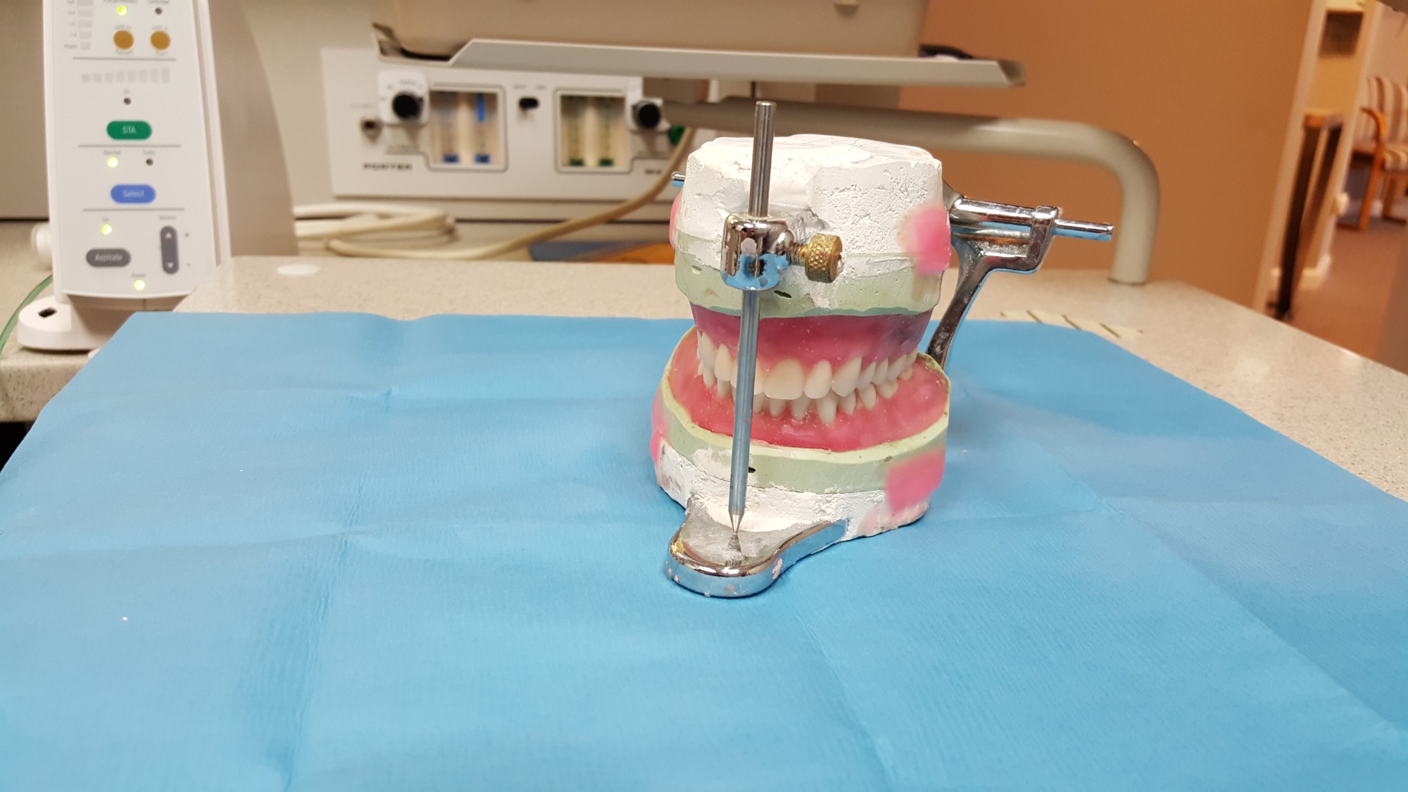 Dental Implants vs Dentures: What’s the Difference?